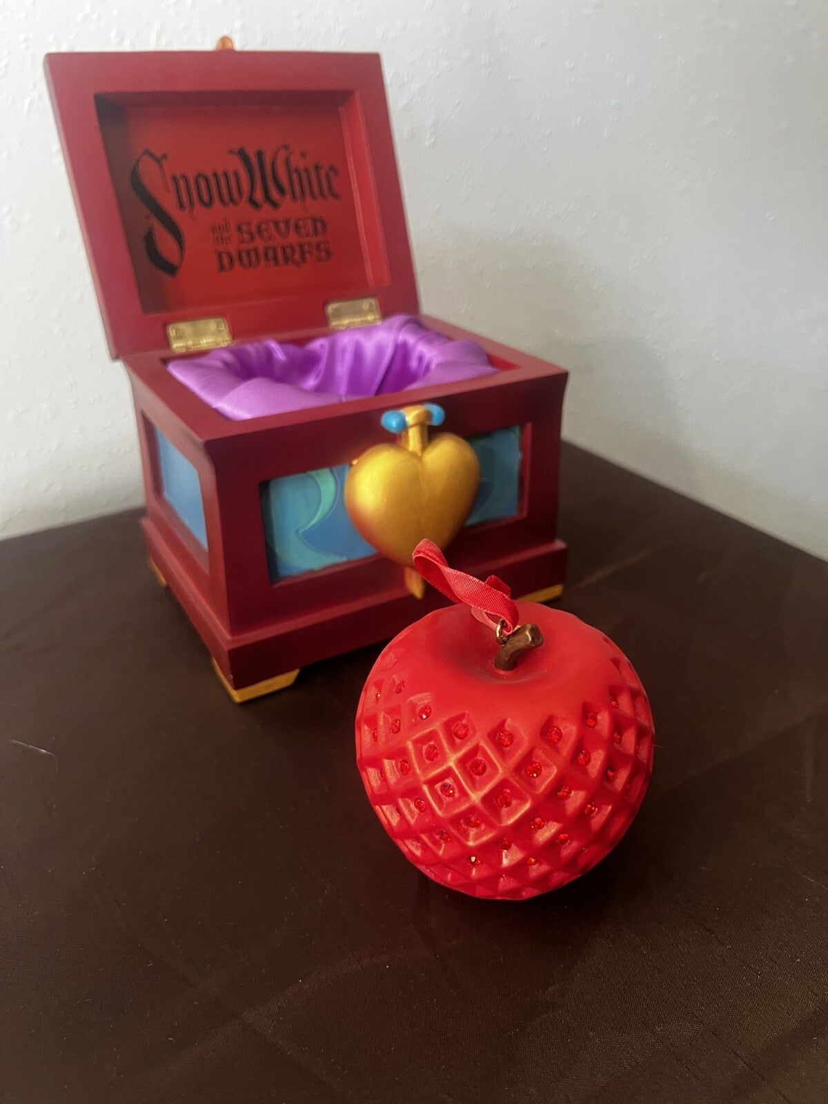 Vintage DISNEY STORE SNOW WHITE JEWELED APPLE ORNAMENT IN EVIL QUEENS BOX 2007