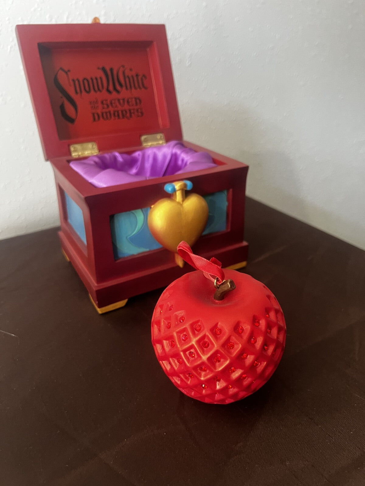 Vintage DISNEY STORE SNOW WHITE JEWELED APPLE ORNAMENT IN EVIL QUEENS BOX 2007