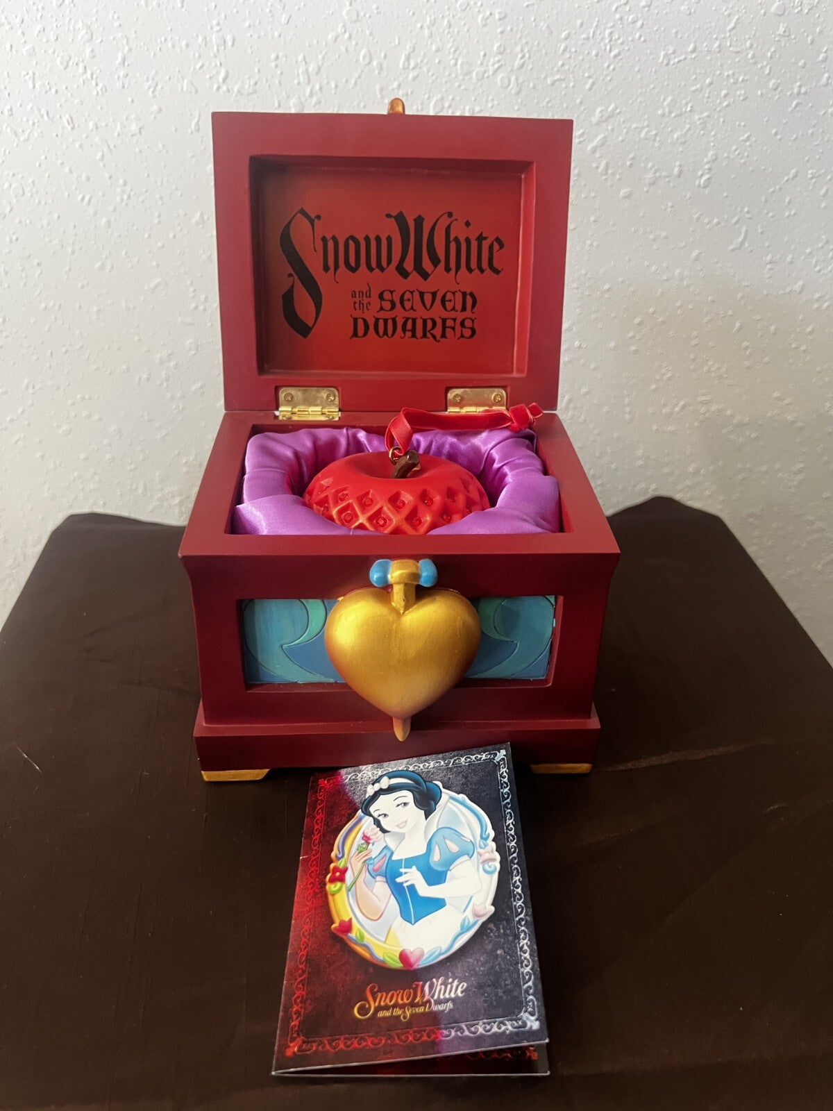 Vintage DISNEY STORE SNOW WHITE JEWELED APPLE ORNAMENT IN EVIL QUEENS BOX 2007