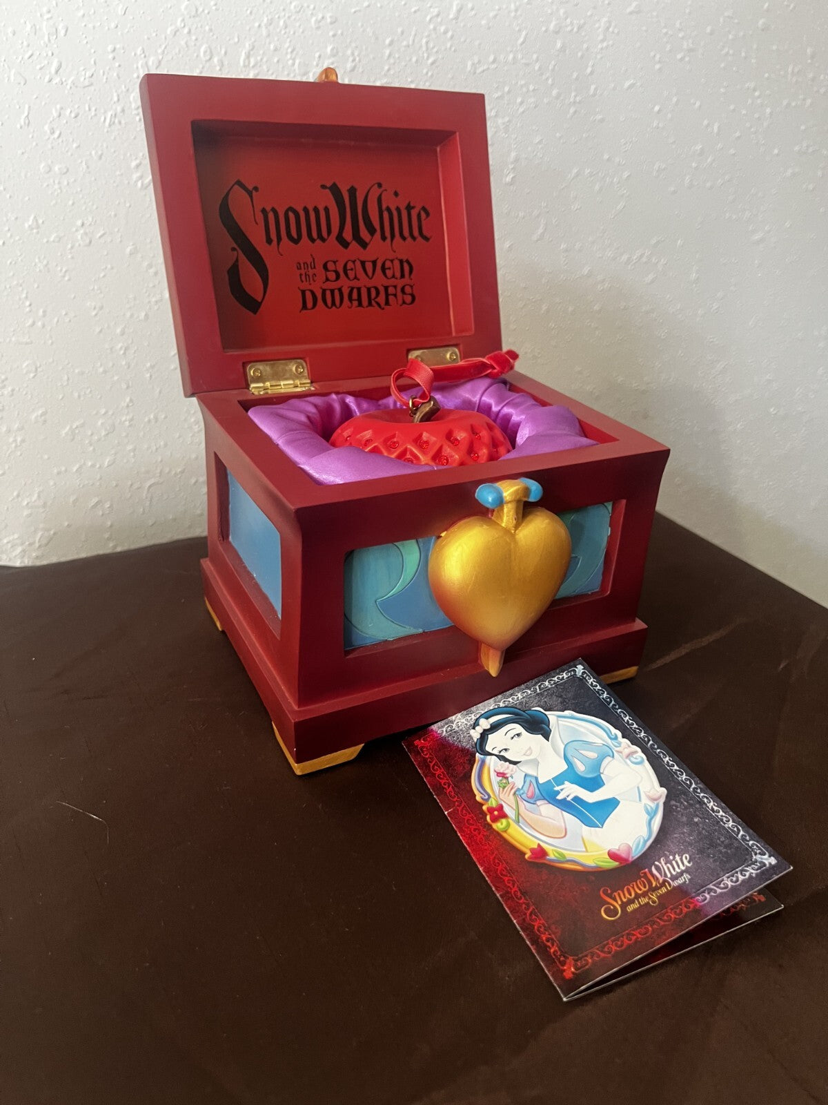 Vintage DISNEY STORE SNOW WHITE JEWELED APPLE ORNAMENT IN EVIL QUEENS BOX 2007