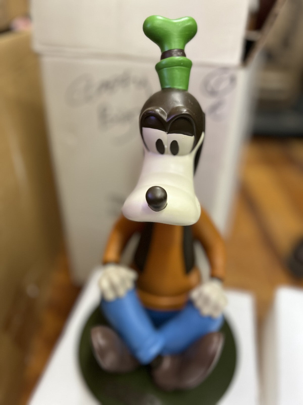 Vintage DISNEY LARGE GOOFY BIG FIG SEATED  FIGURINE GARDEN STATUE 13 1/2" NIB