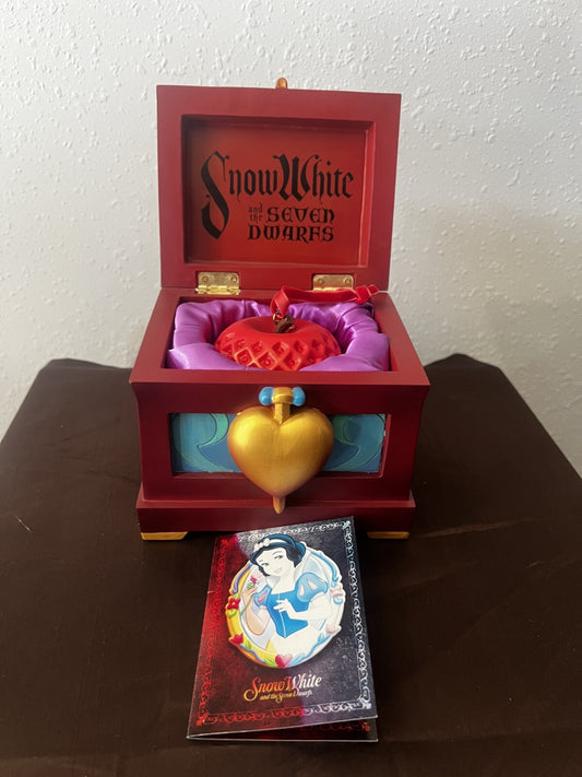 Vintage DISNEY STORE SNOW WHITE JEWELED APPLE ORNAMENT IN EVIL QUEENS BOX 2007